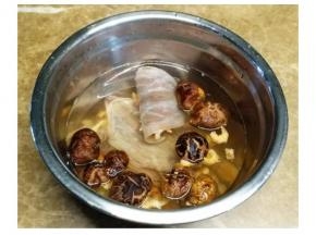 花菇、干鱿鱼、虾米洗净后用水浸泡至软
