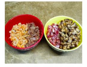 花菇、干鱿鱼、虾米浸泡好后切粒，马蹄、腊肠切粒