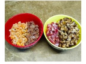 花菇、干鱿鱼、虾米浸泡好后切粒，马蹄、腊肠切粒