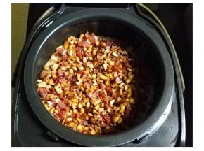 饭煮好后，倒入炒香的材料入饭面焗五分钟，拌匀即可！
