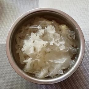 银耳提前泡发，撕成小朵备用。