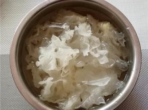 银耳提前泡发，撕成小朵备用。