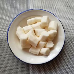 山药清净去皮切段备用。