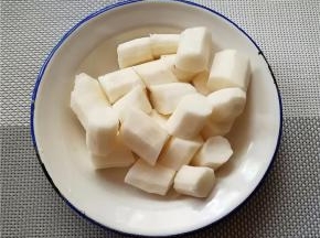 山药清净去皮切段备用。