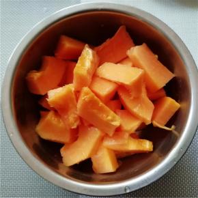 木瓜清净去皮切块备用。