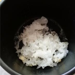 将银耳放入压力锅中。