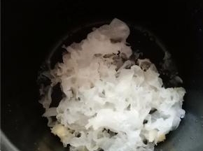 将银耳放入压力锅中。