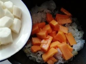 再将山药段放入