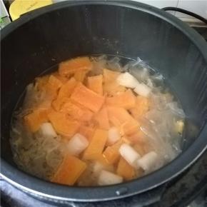 听到蜂鸣声停止工作，当压力减小后打开锅盖