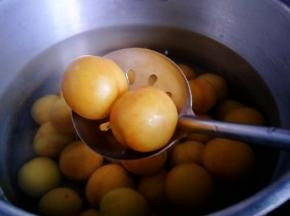 泡到这样黄就可以捞起来放凉了