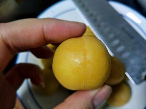 用刀子划几道，方便入味，更好吃