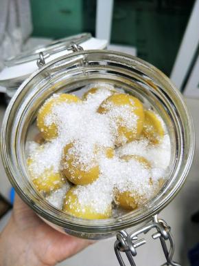 最后一层白砂糖盖上