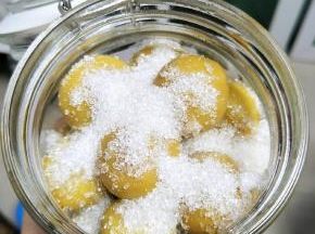 最后一层白砂糖盖上