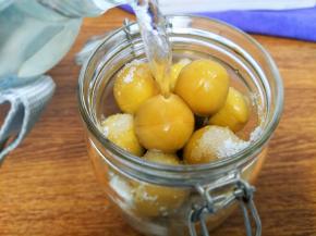 加入适量的凉白开水