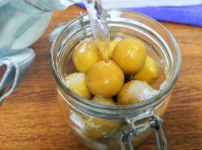 加入适量的凉白开水