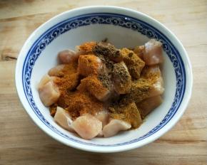 切条再切丁装碗中(大小由己，个人建议别太大)，加适量盐，白糖，白胡椒粉，辣椒面，花椒粉，孜然粉。用量没写具体，因为每个人口味不一样，请依据个人喜好加。