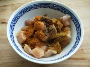 切条再切丁装碗中(大小由己，个人建议别太大)，加适量盐，白糖，白胡椒粉，辣椒面，花椒粉，孜然粉。用量没写具体，因为每个人口味不一样，请依据个人喜好加。
