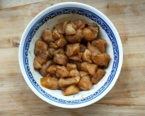 用手抓匀，腌制两小时以上(我放冰箱里了)。