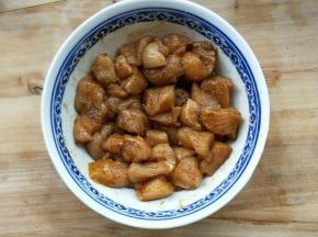 用手抓匀，腌制两小时以上(我放冰箱里了)。