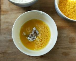 放入鸡蛋液中浸泡一下，筷子夹起，让蛋液不流淌下来。