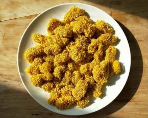 逐一裹好放餐盘中。