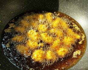 起油锅，烧至七成热，一块一块下鸡粒，先大火炸一会再转中小火。