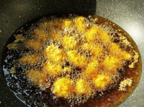 起油锅，烧至七成热，一块一块下鸡粒，先大火炸一会再转中小火。