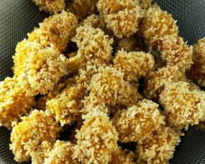 炸至表面金黄色即可捞出。