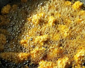 油再烧热10秒，倒入全部鸡粒复炸一下。