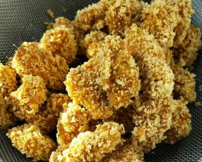 捞出控油再用厨房纸吸去多余的油。