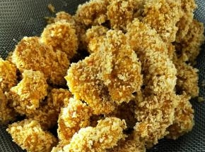 捞出控油再用厨房纸吸去多余的油。