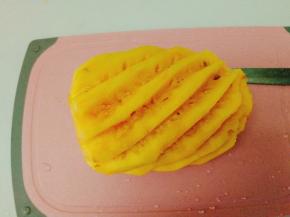 用专门弄菠萝的刀具，如果家里没有，建议买时让店主去皮