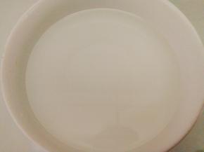 准备一口大点碗，加入清水