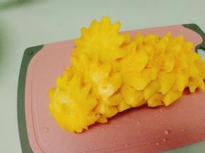菠萝切片然后再改刀切小