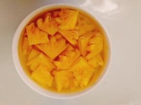 将切好的菠萝浸泡在淡盐水里5~10分钟后捞出