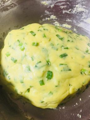 加入葱花搅拌均匀，筛入低筋面粉，戴上手套，用手抓匀