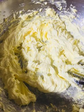 加入鸡蛋，用打蛋器打匀，加入盐和胡椒粉搅拌均匀