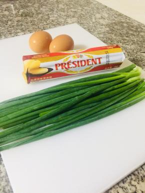 准备好材料，总统黄油200克，鸡蛋1个，葱花50克，盐4克，胡椒粉1-2克。