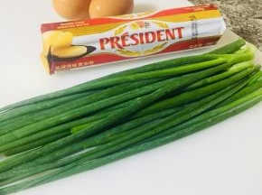 准备好材料，总统黄油200克，鸡蛋1个，葱花50克，盐4克，胡椒粉1-2克。