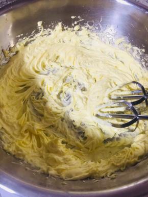 先将黄油软化打发至蓬松状态