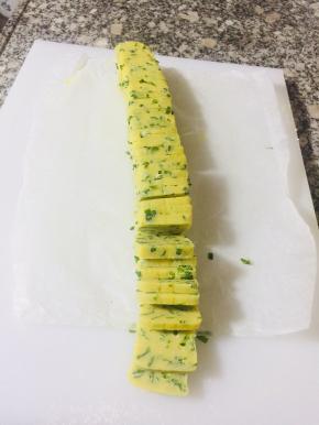 用模具塑形，放入冰箱冷冻一小时，拿出来切成大小均匀的大概0.5厘米薄片