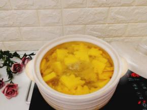 调为中小火煲10~15分钟 ，准确时间以菠萝块的厚度来调整时间