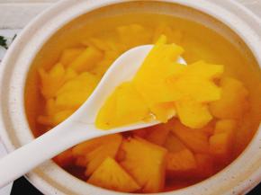 煮好了，已经闻到菠萝香味了，装消毒好的玻璃罐子，放冰箱冷藏。