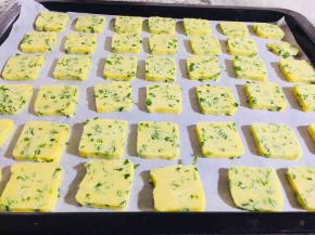 把饼干铺在烤盘上，饼干之间要留一些空隙，烤箱预热180度，把烤盘放入烤箱中中下层烤20-25分钟即可。