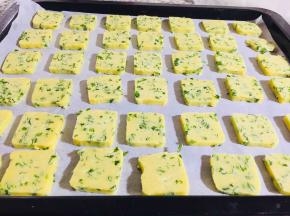 把饼干铺在烤盘上，饼干之间要留一些空隙，烤箱预热180度，把烤盘放入烤箱中中下层烤20-25分钟即可。