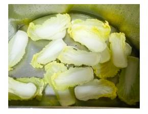 娃娃菜洗净沥干水分备用