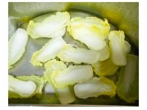 娃娃菜洗净沥干水分备用