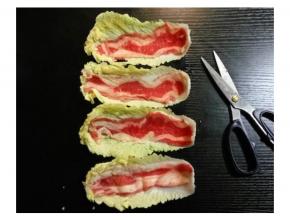 拿出四片娃娃菜各放上一片肥牛。