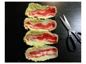 拿出四片娃娃菜各放上一片肥牛。