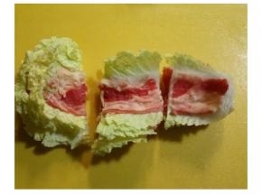 四片叠好后用刀或剪刀切三份或二份（看菜的大小）